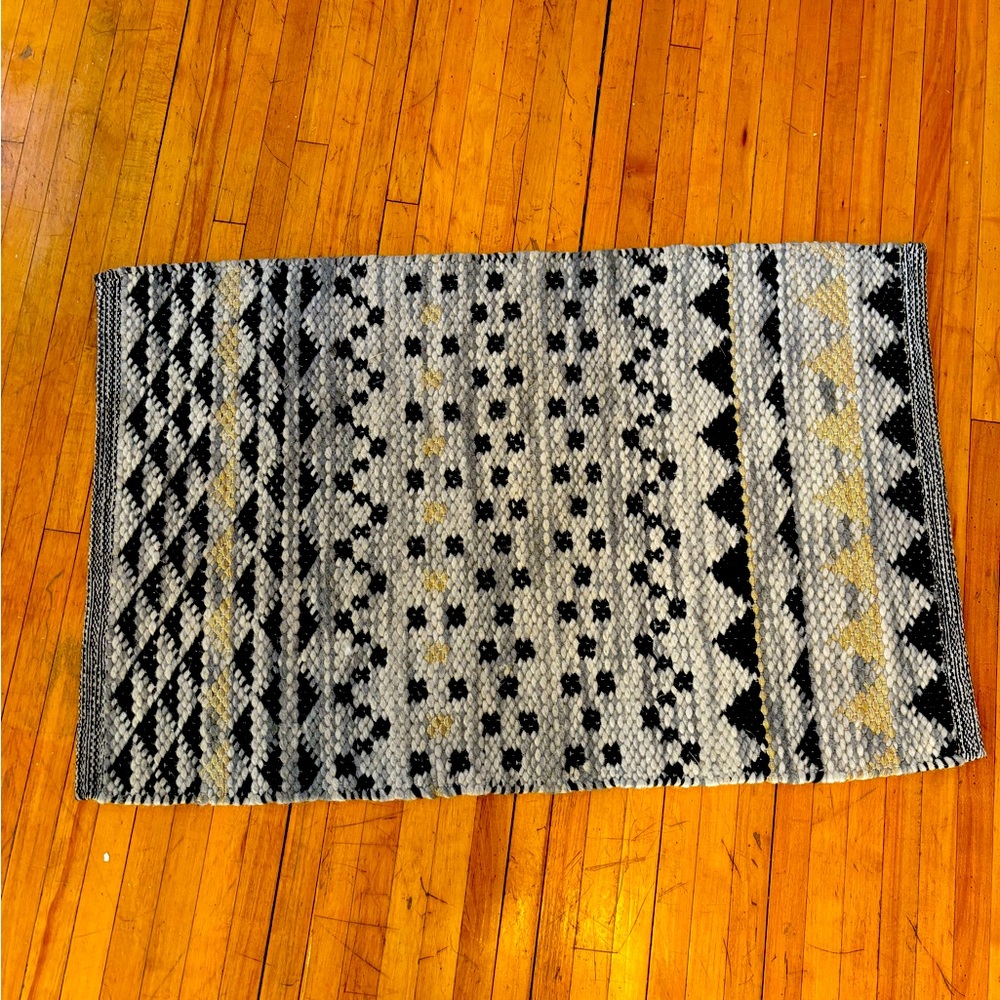 Lovely accent rug